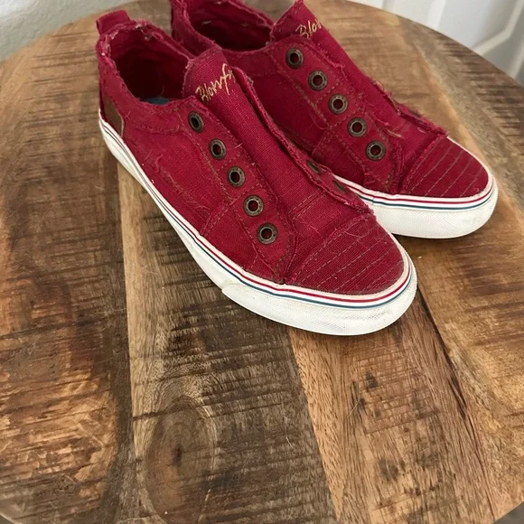 Women’s beautiful red sneakers. Barely worn, like new, true to size - Picture 4 of 4